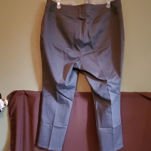 Two "docker" style pants - Picture 6 of 8